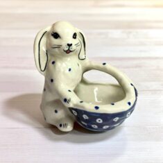 Figurka zajączek z koszyczkiem mały Nd. K1- Ceramika Bolesławiecka AC (Produkt dostępny pod zamówienie- 2tyg.)