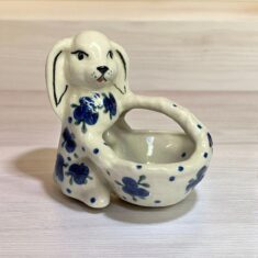 Figurka zajączek z koszyczkiem mały Nd. B5- Ceramika Bolesławiecka AC (Produkt dostępny pod zamówienie- 2tyg.)